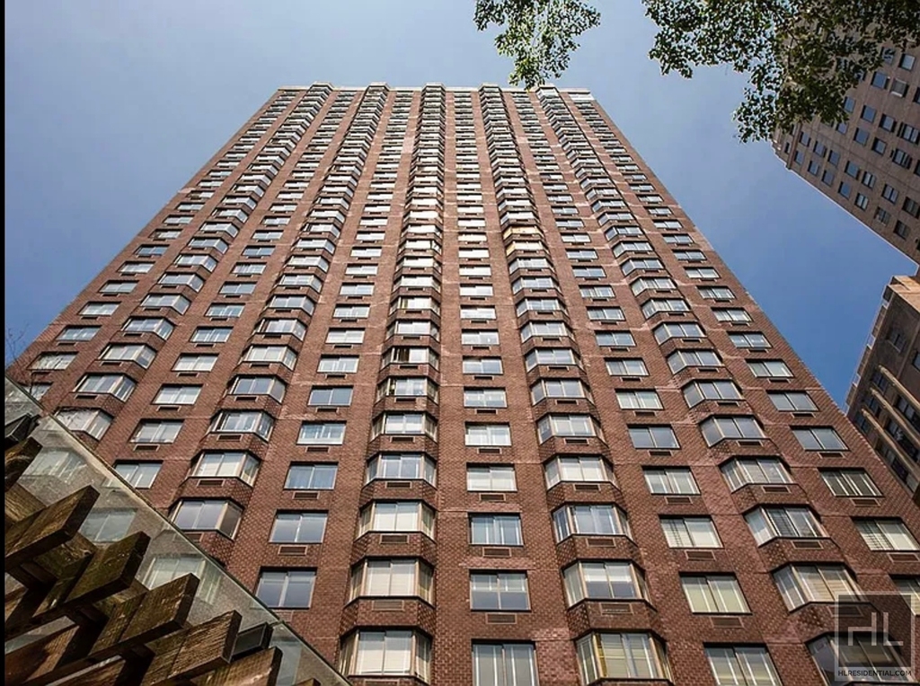 East 52nd Street - Photo 6