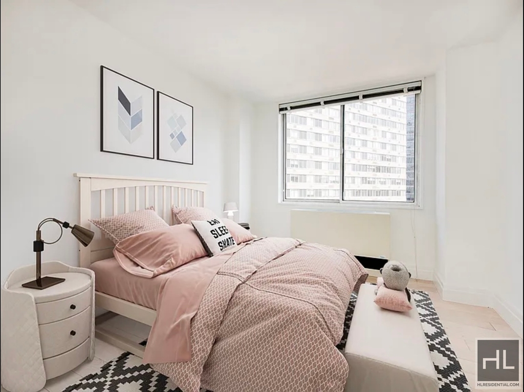 East 52nd Street - Photo 3