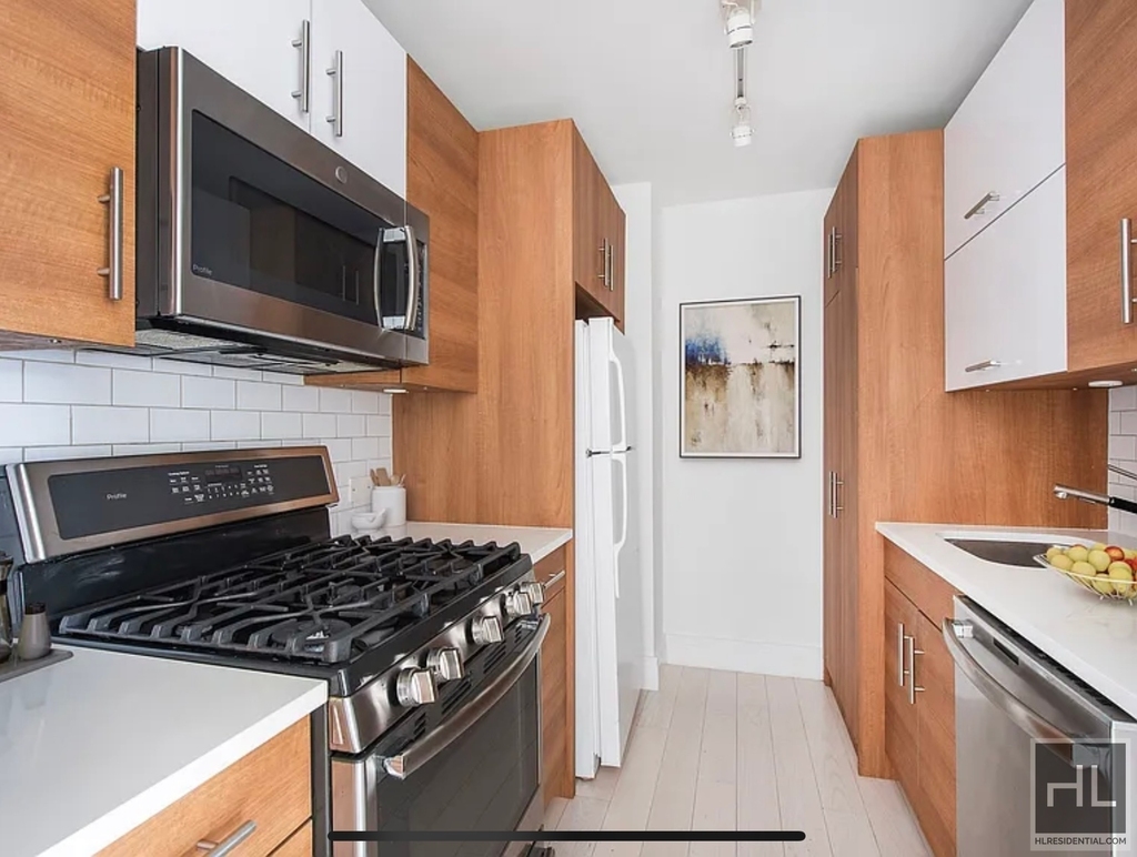 East 52nd Street - Photo 0