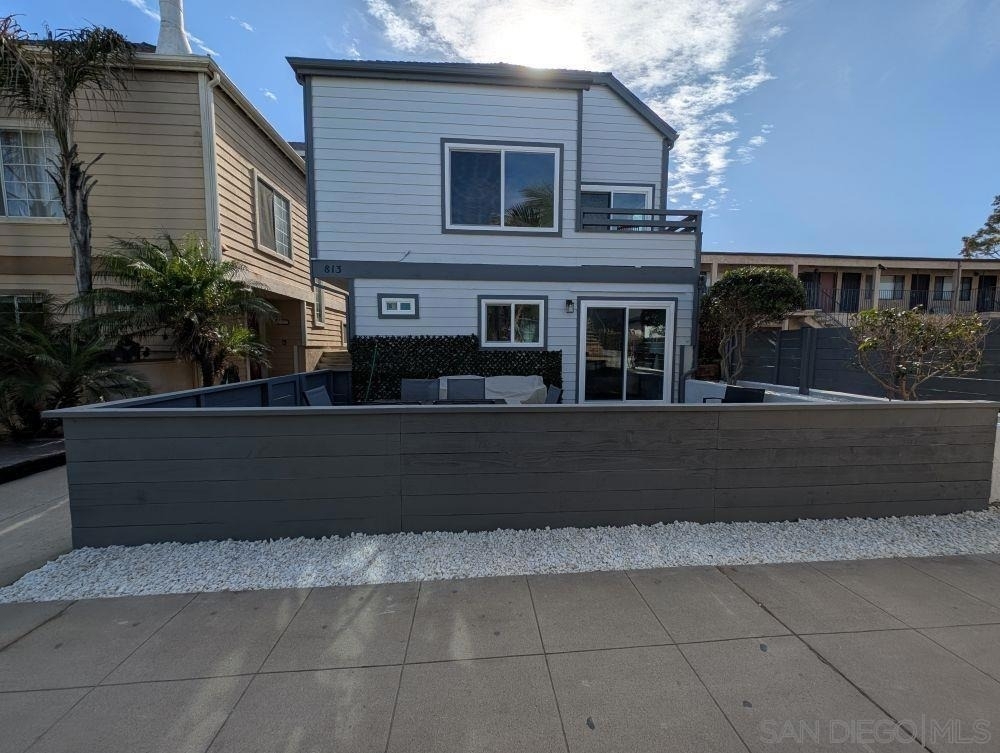 815 Isthmus Ct - Photo 0
