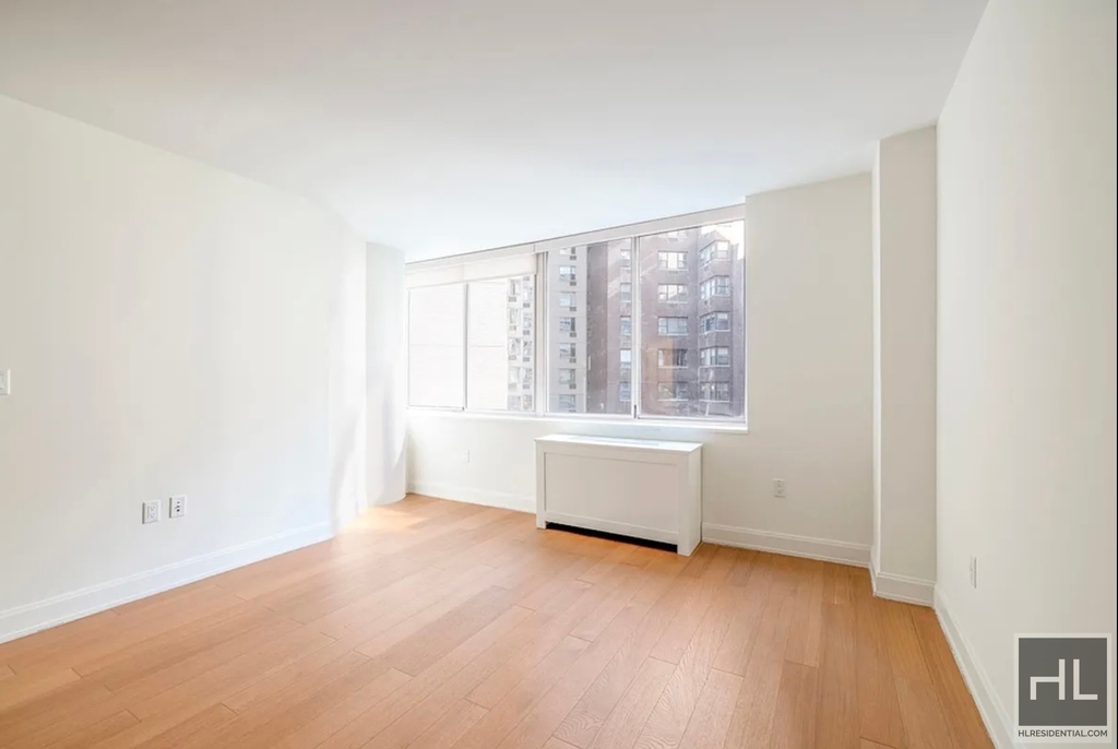 East 54 Street - Photo 2
