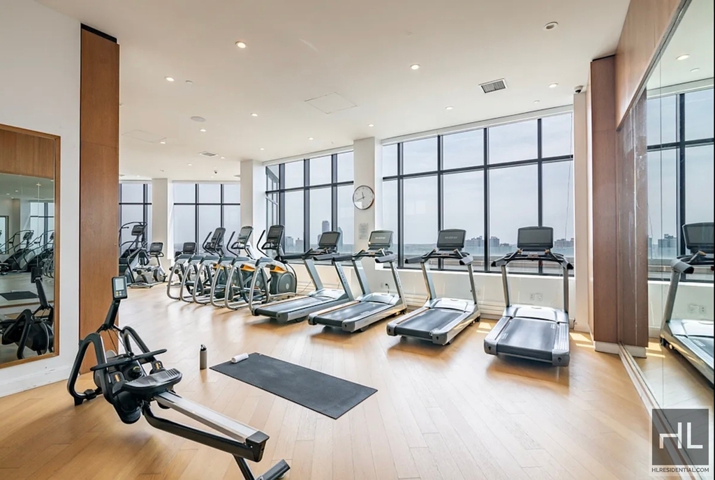 East 54 Street - Photo 8