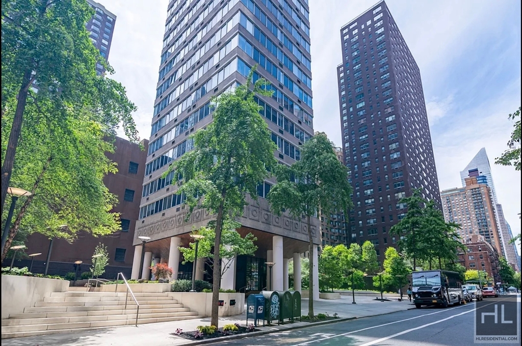 East 54 Street - Photo 12