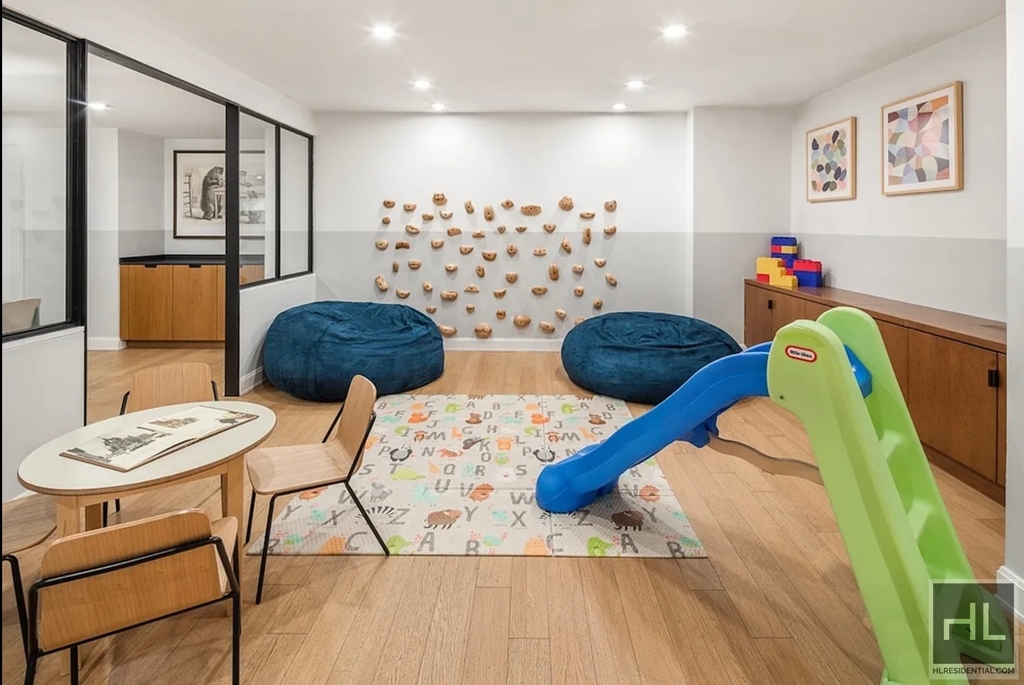 East 54 Street - Photo 10
