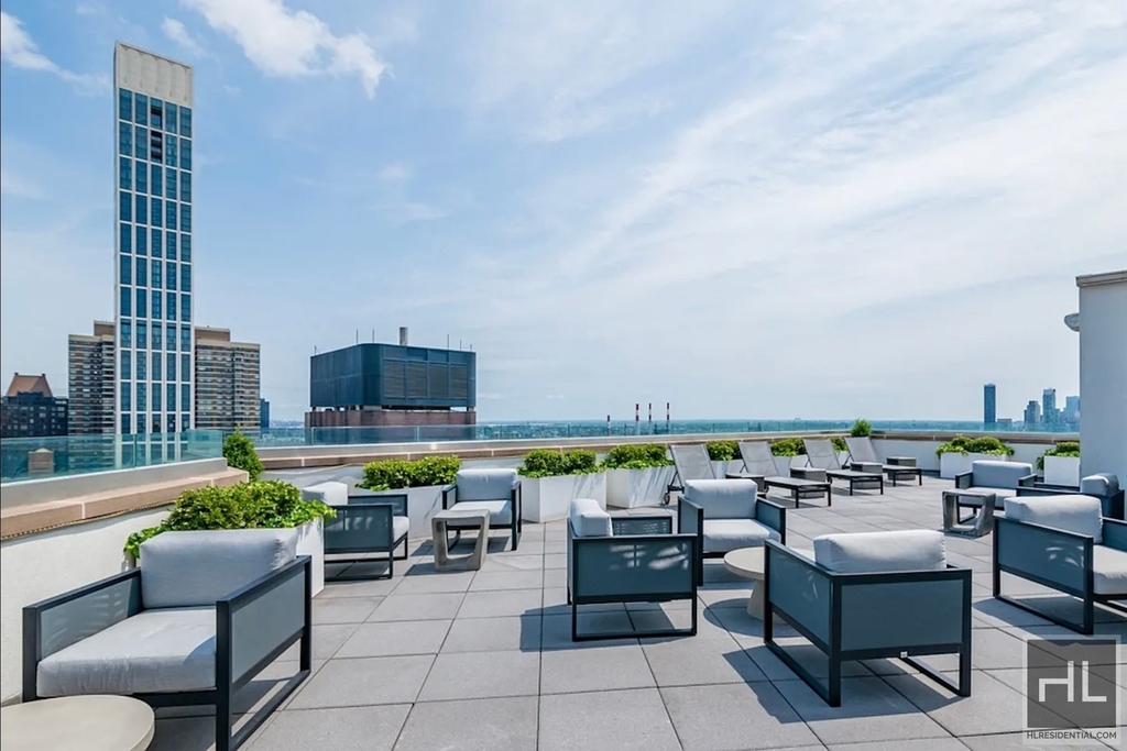East 54 Street - Photo 6