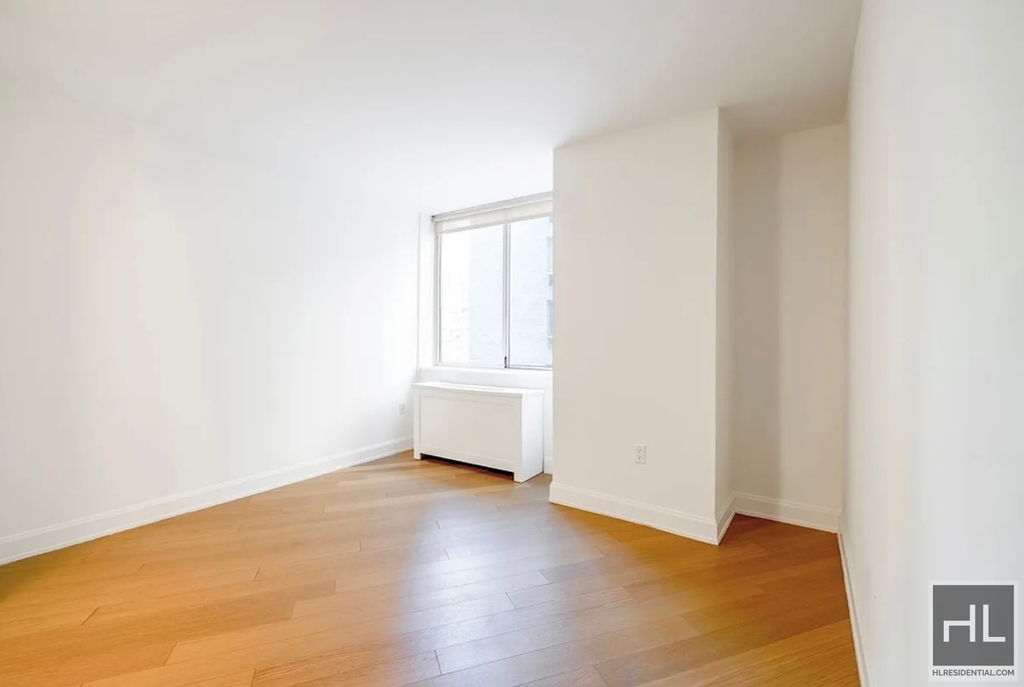 East 54 Street - Photo 3