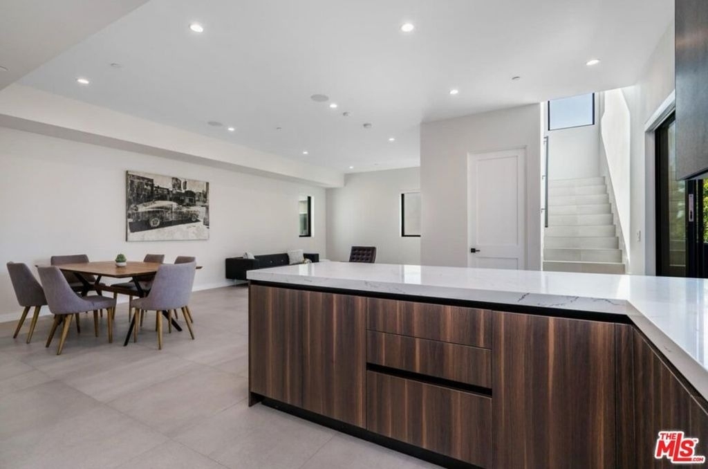 530 N Hayworth Avenue - Photo 2