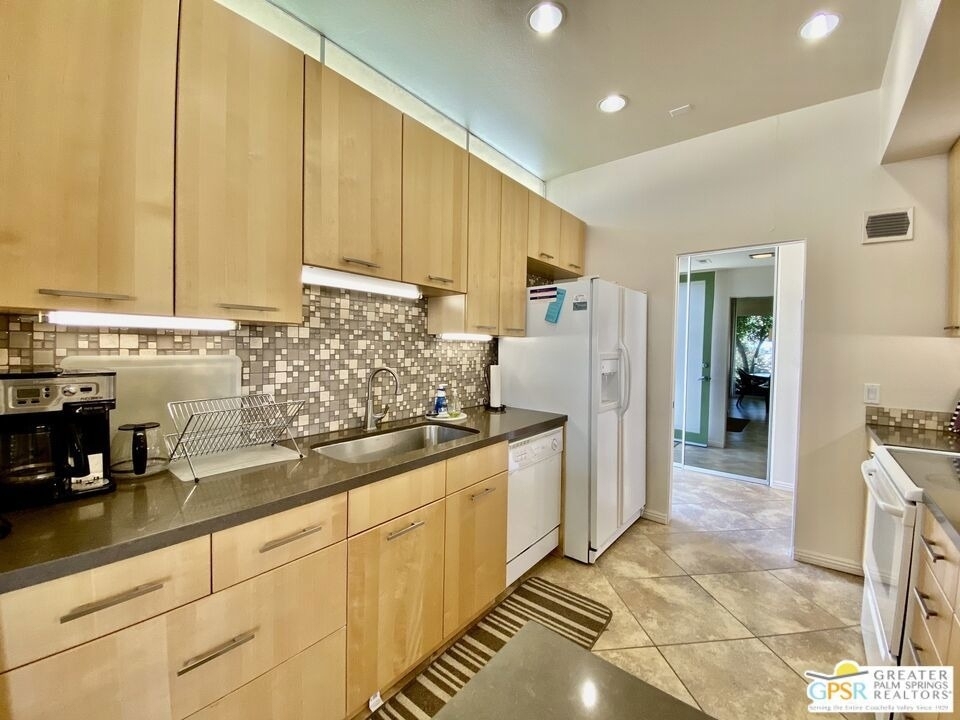 272 Desert Lakes Drive - Photo 4