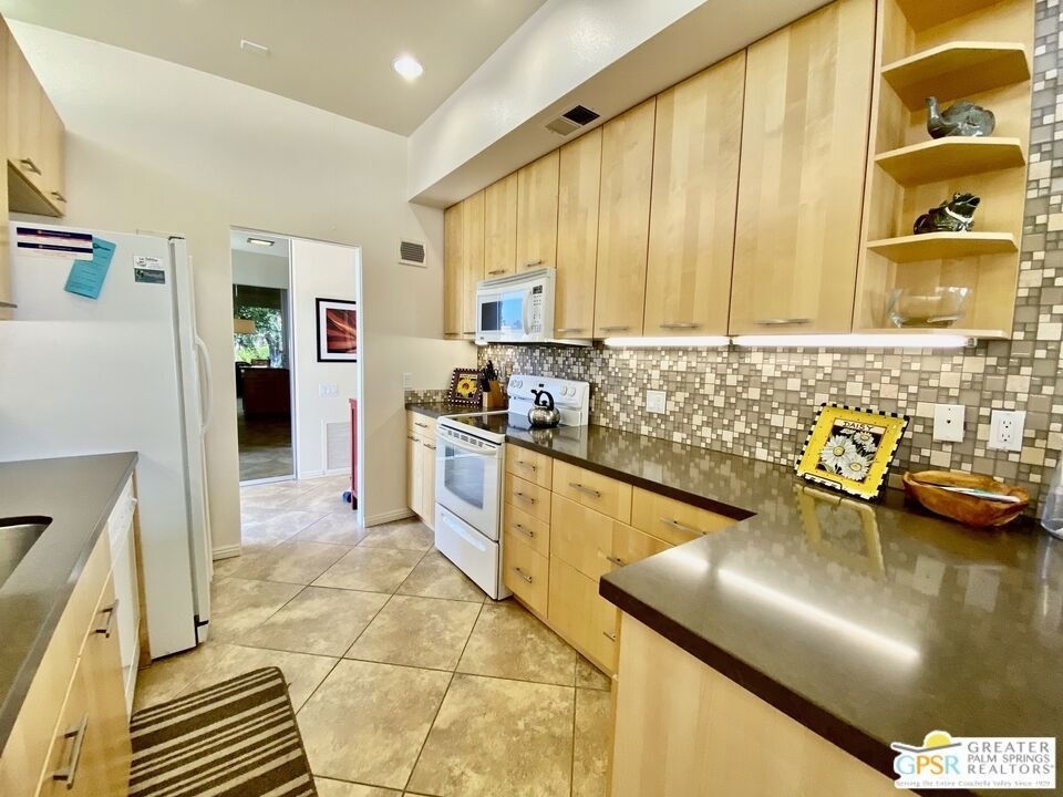 272 Desert Lakes Drive - Photo 3