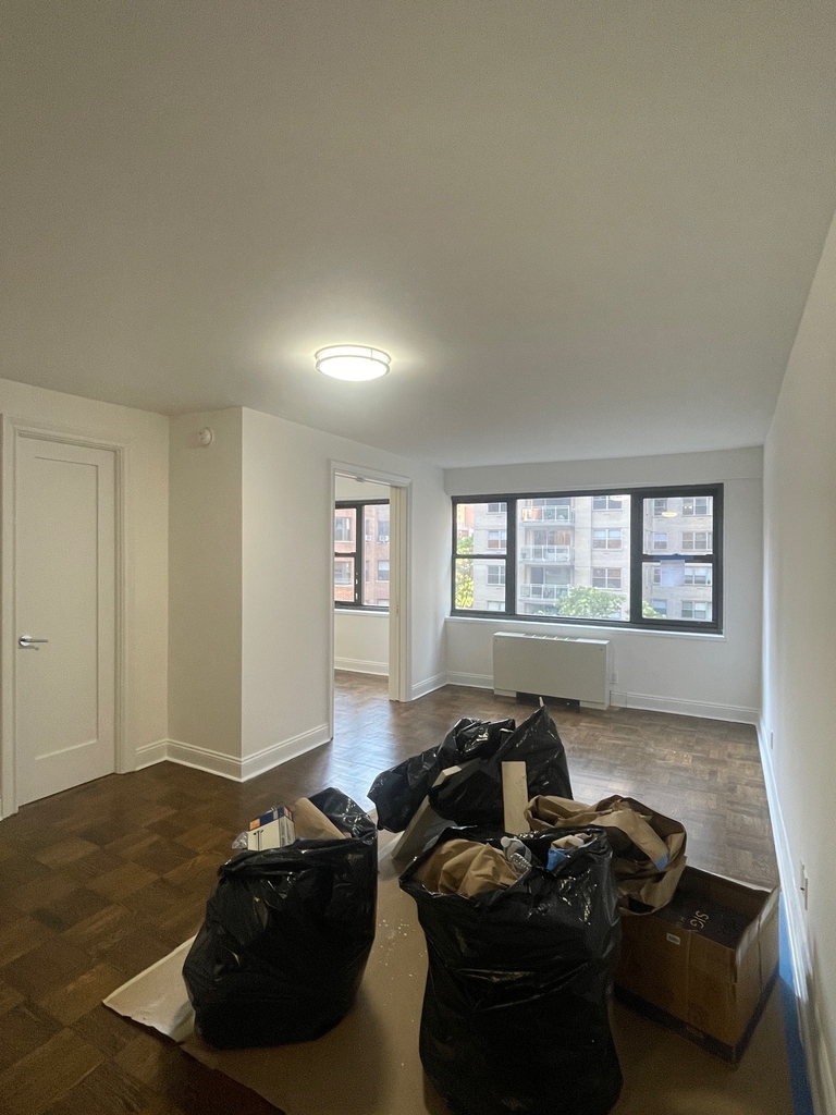 East 56 Street - Photo 1