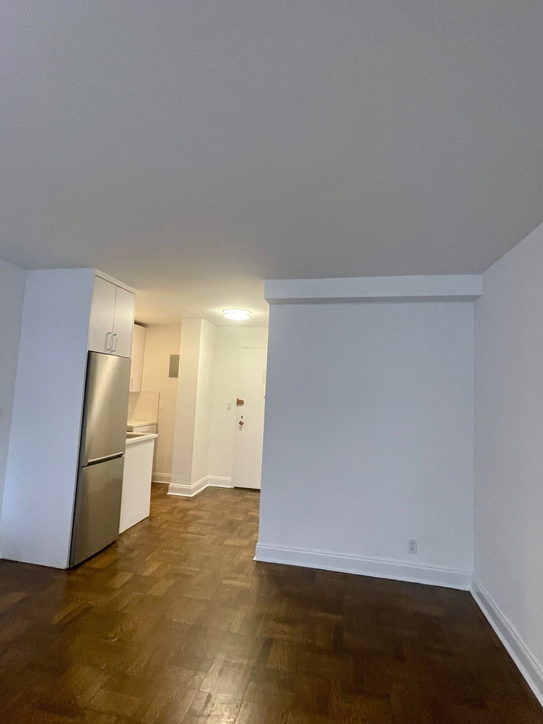 East 56 Street - Photo 8