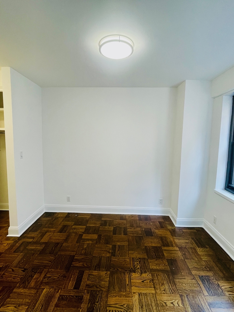 East 56 Street - Photo 3
