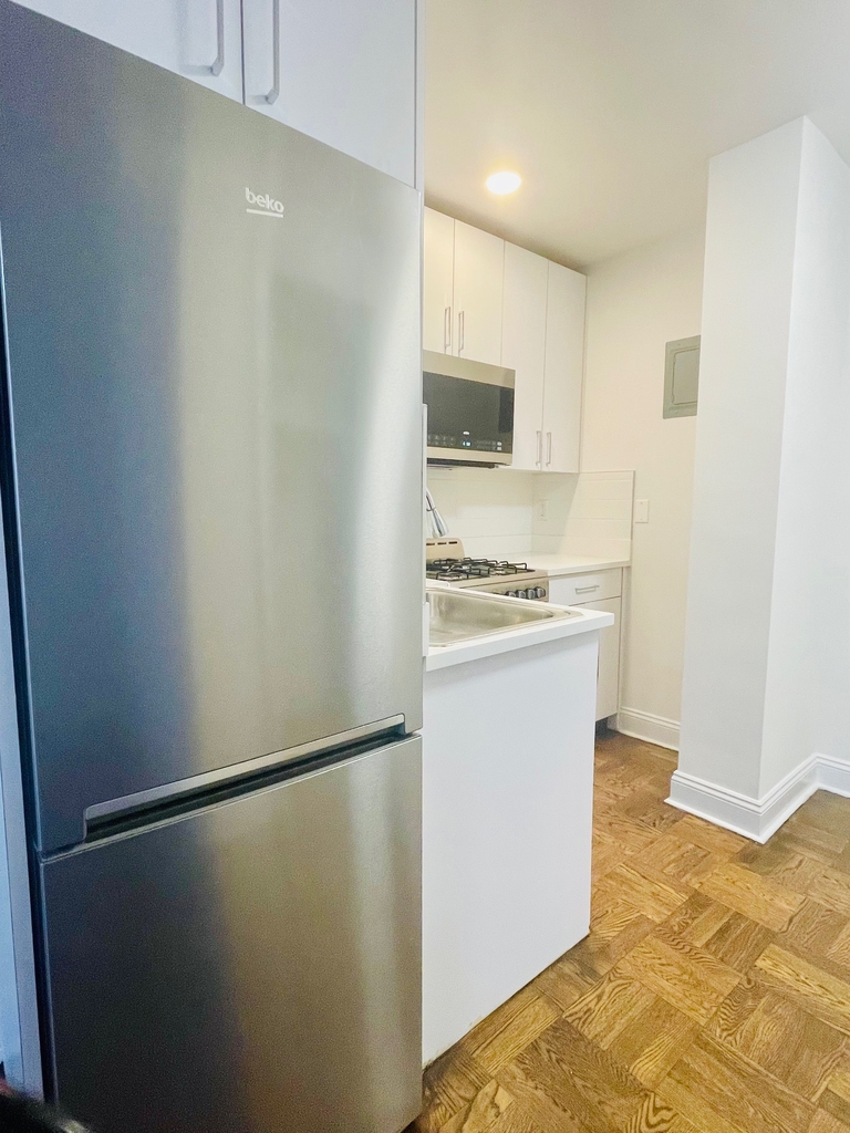East 56 Street - Photo 9