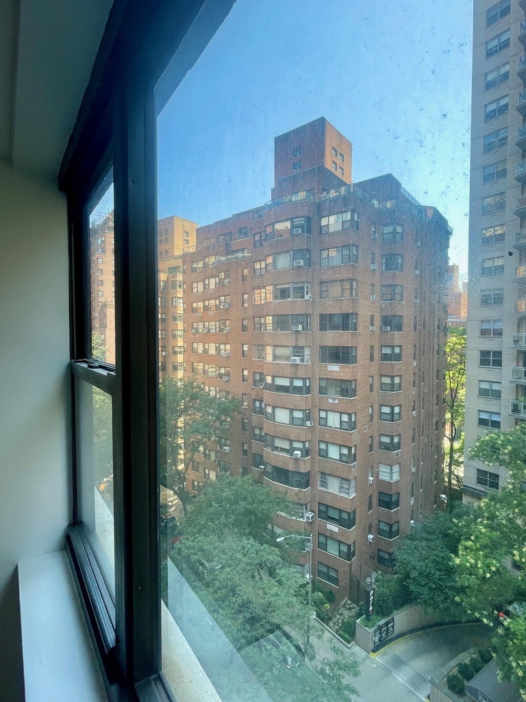 East 56 Street - Photo 2