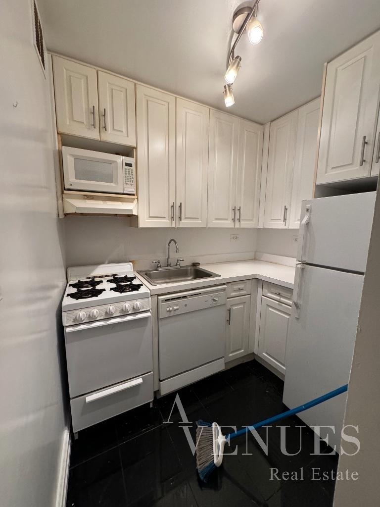 East 76th Street - Photo 5