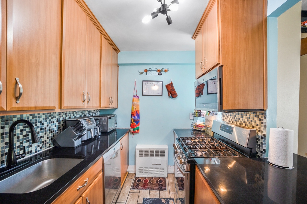Flatland Ave Apt 3D - Photo 4
