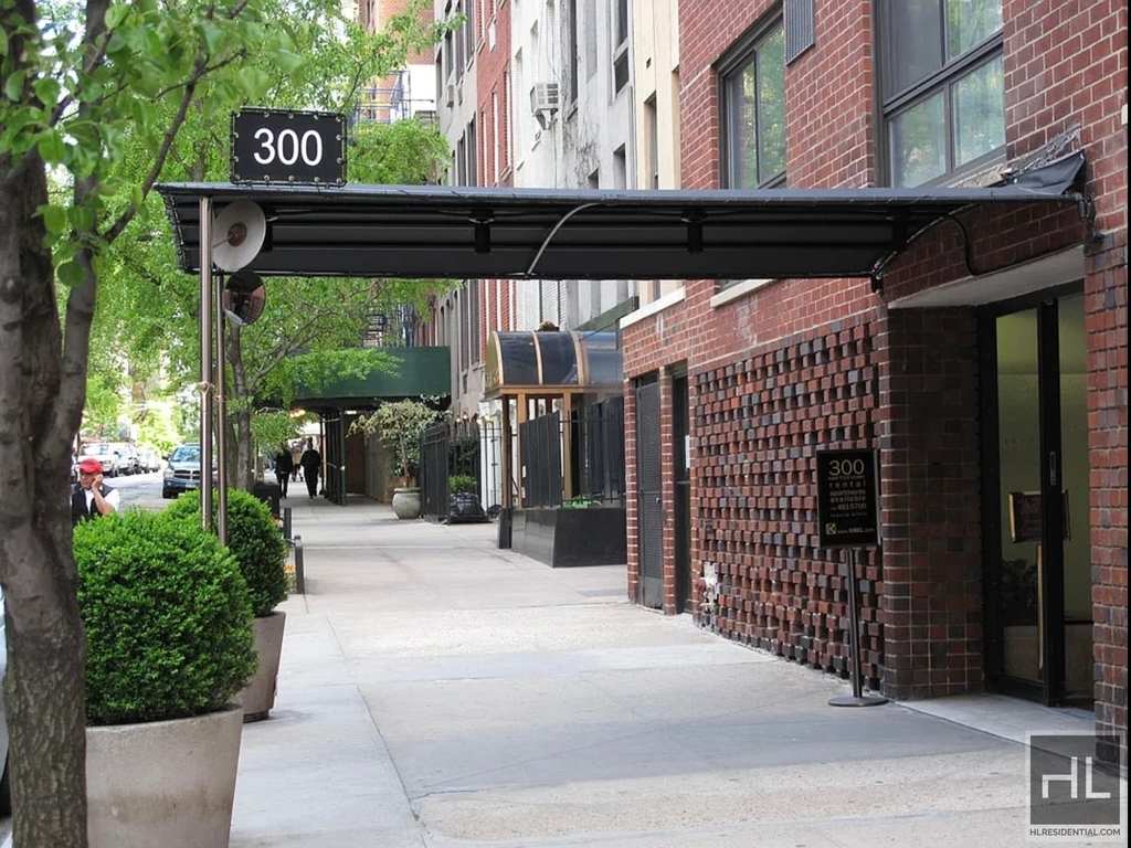 East 51st Street - Photo 8