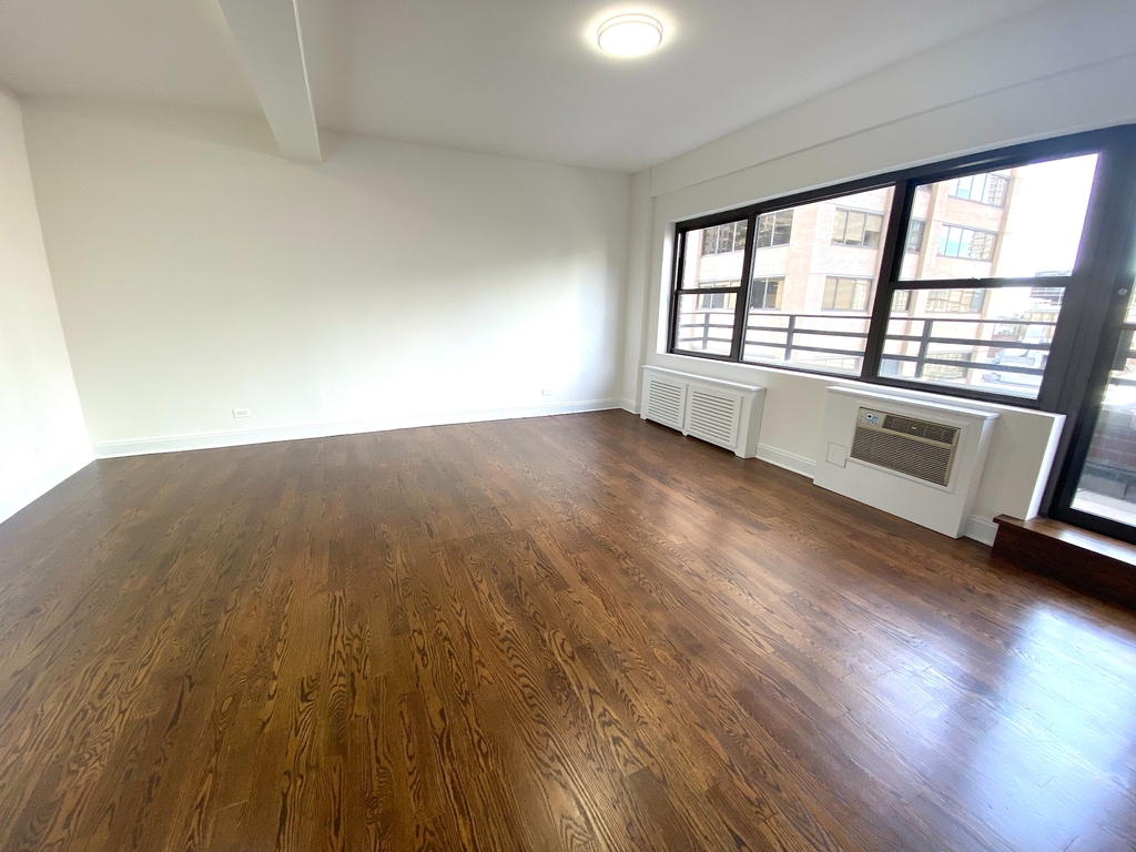 East 56 Street - Photo 8