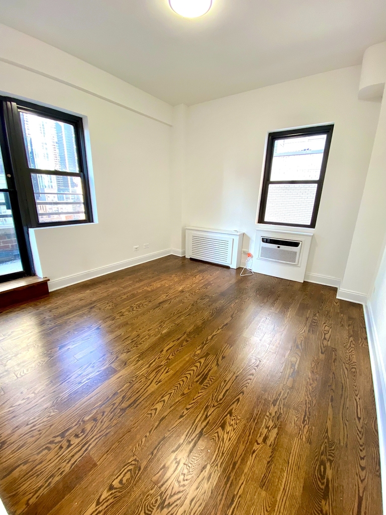 East 56 Street - Photo 9