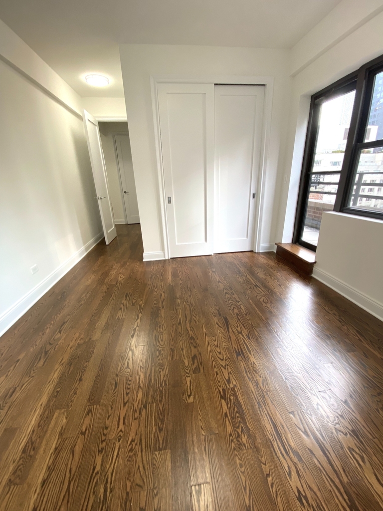 East 56 Street - Photo 10