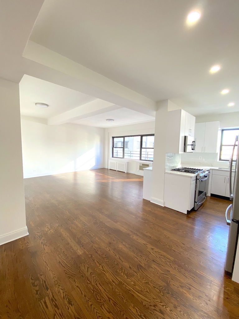 East 56 Street - Photo 1