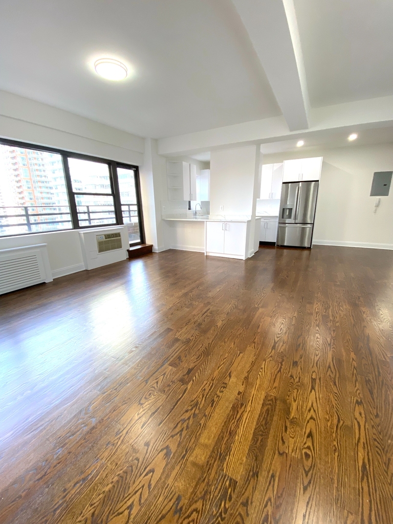 East 56 Street - Photo 2