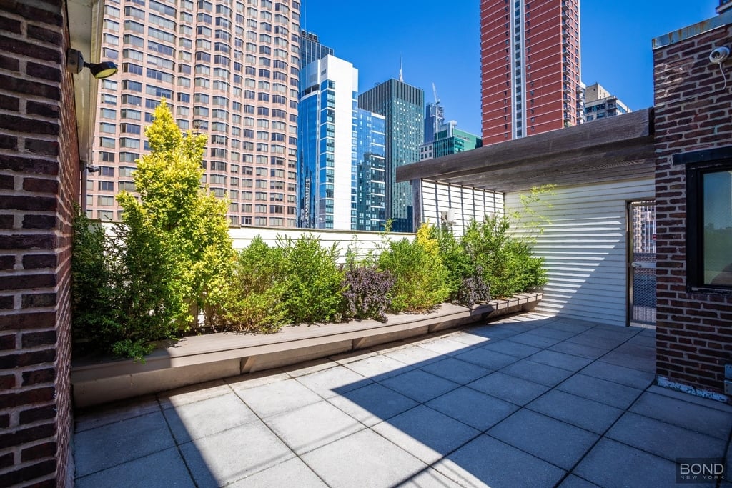 301 East 38th Street - Photo 8