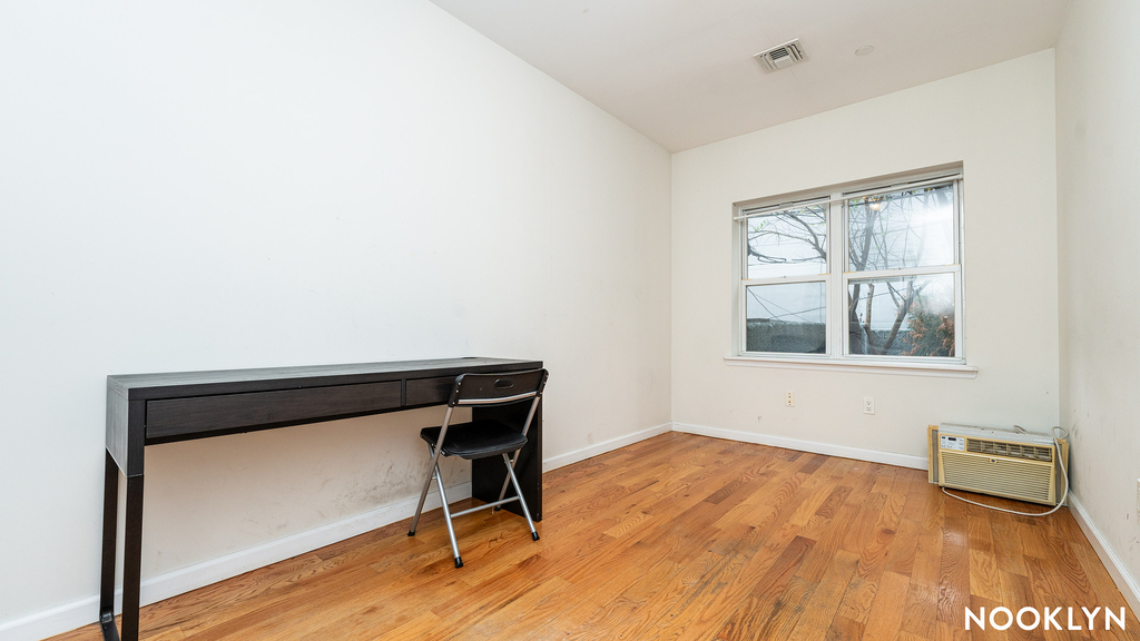 261 Evergreen Avenue - Photo 9