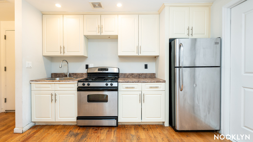 261 Evergreen Avenue - Photo 12