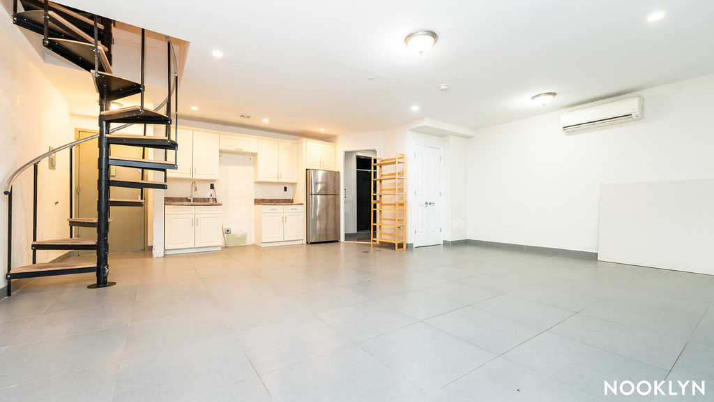 261 Evergreen Avenue - Photo 3