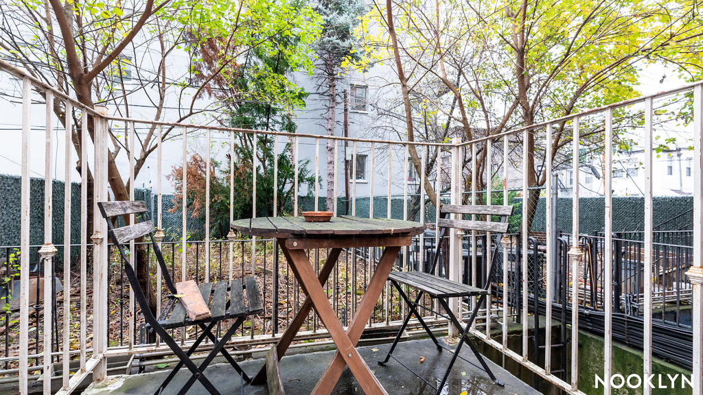 261 Evergreen Avenue - Photo 5