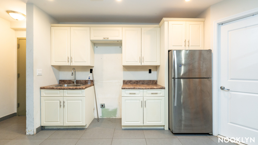 261 Evergreen Avenue - Photo 2