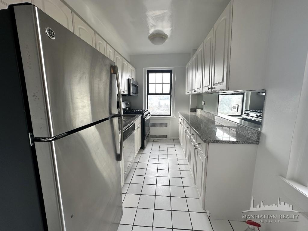 Christopher St - Photo 1