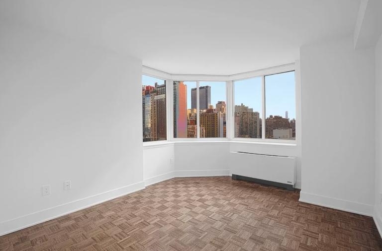 West 42nd Street - Photo 0