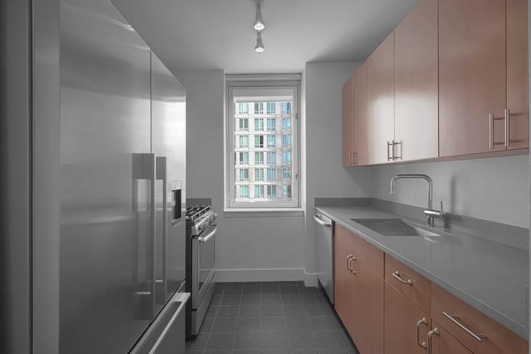 West 42nd Street - Photo 4