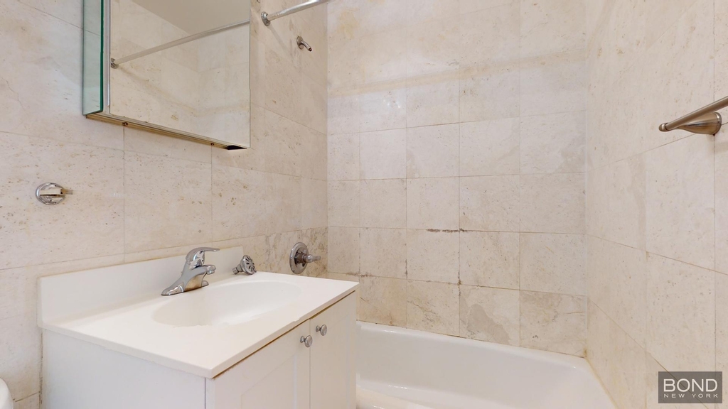 Fourth Avenue - Photo 6