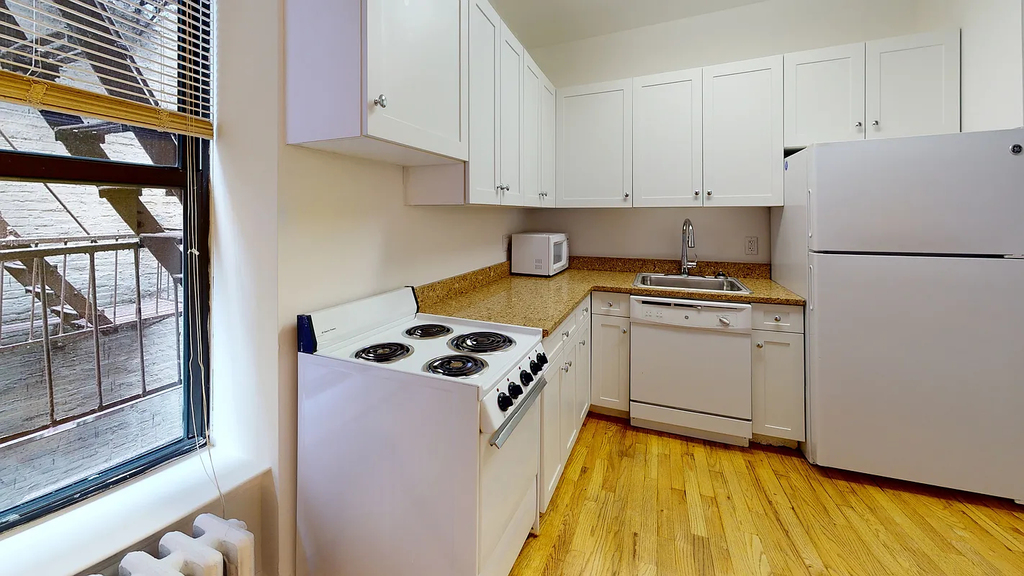 72nd street 1st avenue. - Photo 1