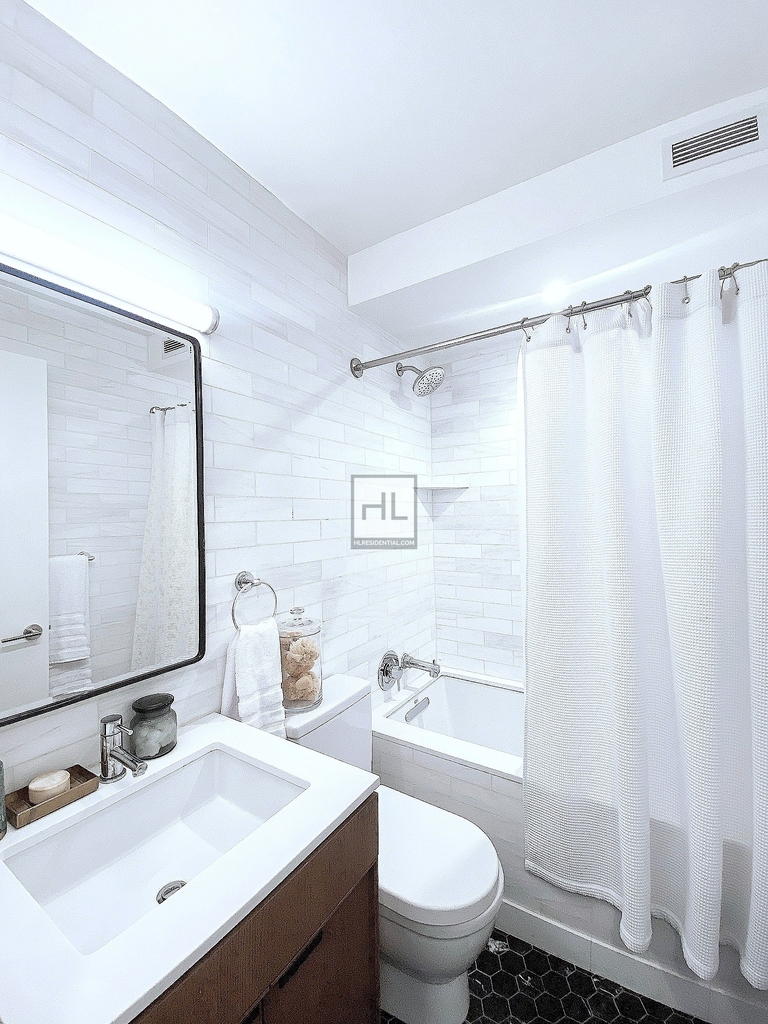East 54th Street - Photo 5