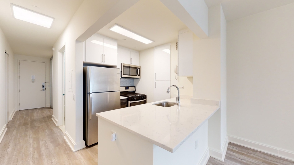 10 Hanover Square - Photo 1