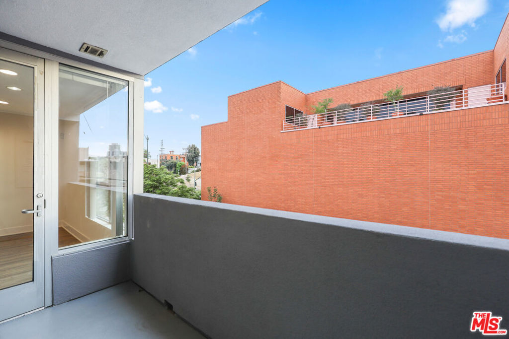 10473 Santa Monica Boulevard - Photo 9