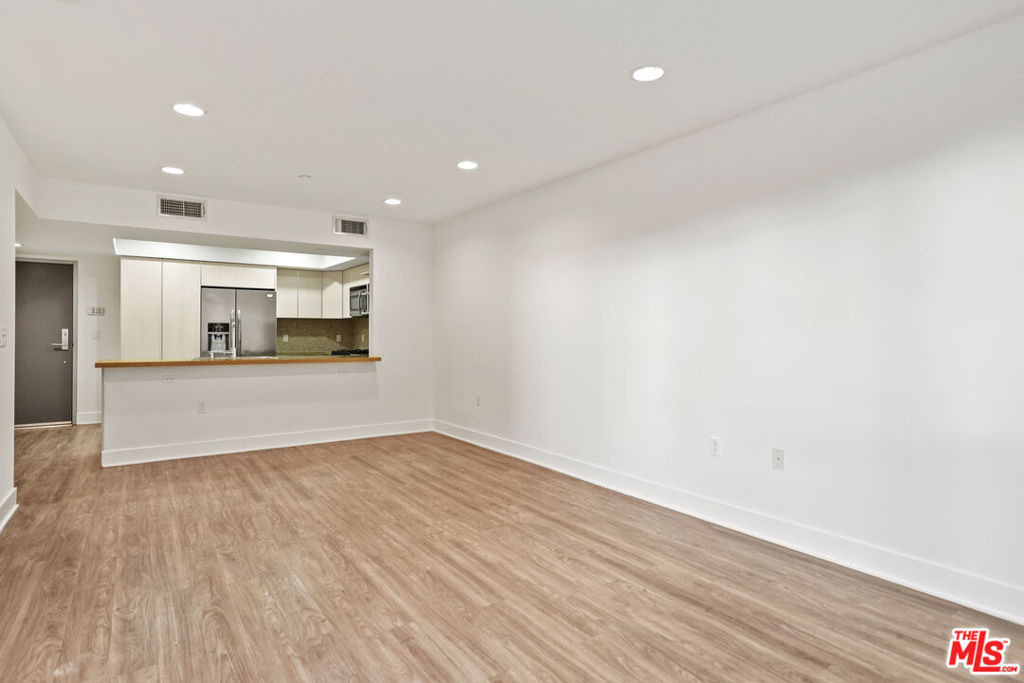 10473 Santa Monica Boulevard - Photo 2