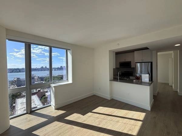 West 52nd Street  - Photo 4
