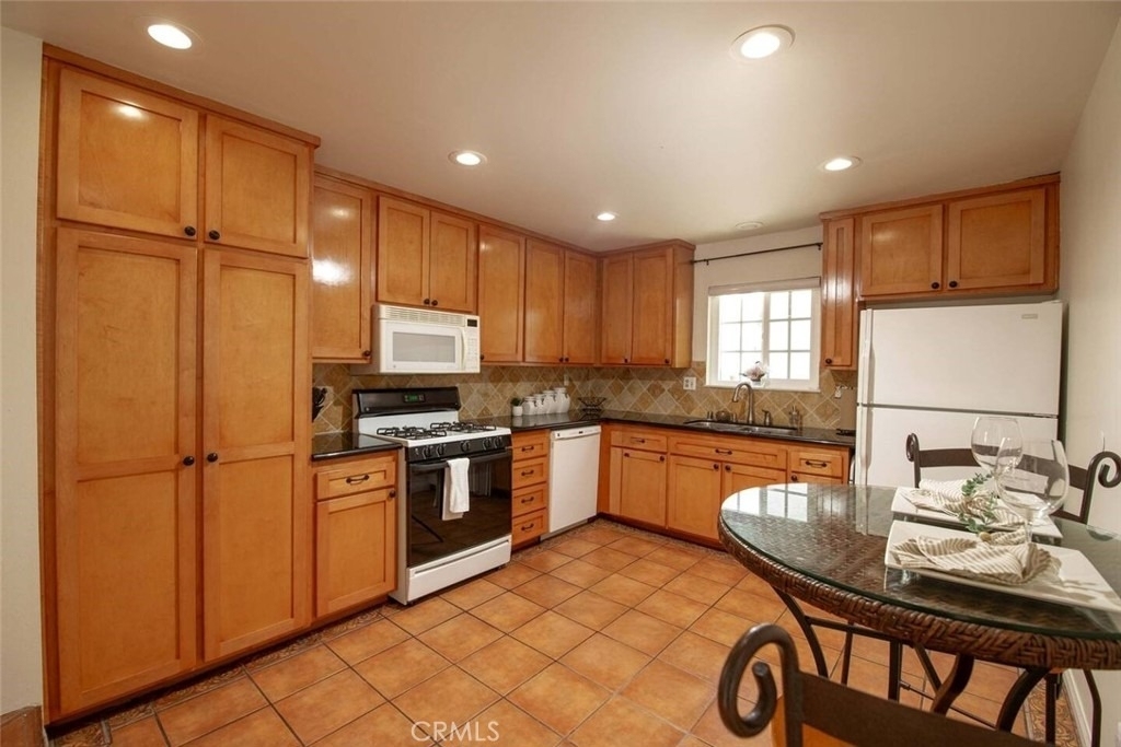 7310 Balboa Boulevard - Photo 12
