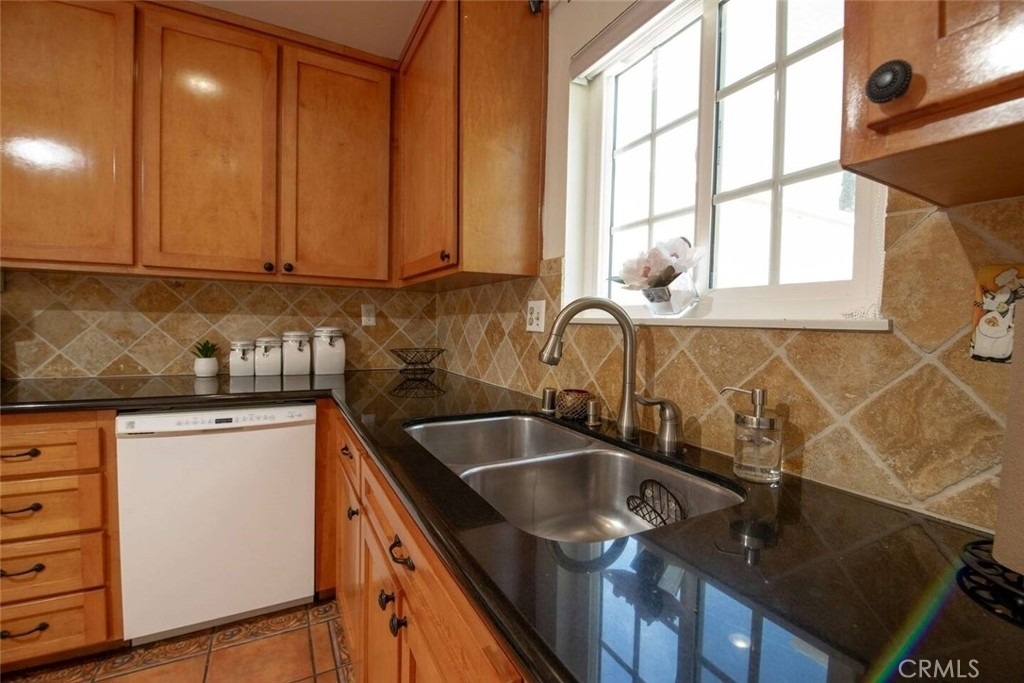 7310 Balboa Boulevard - Photo 13