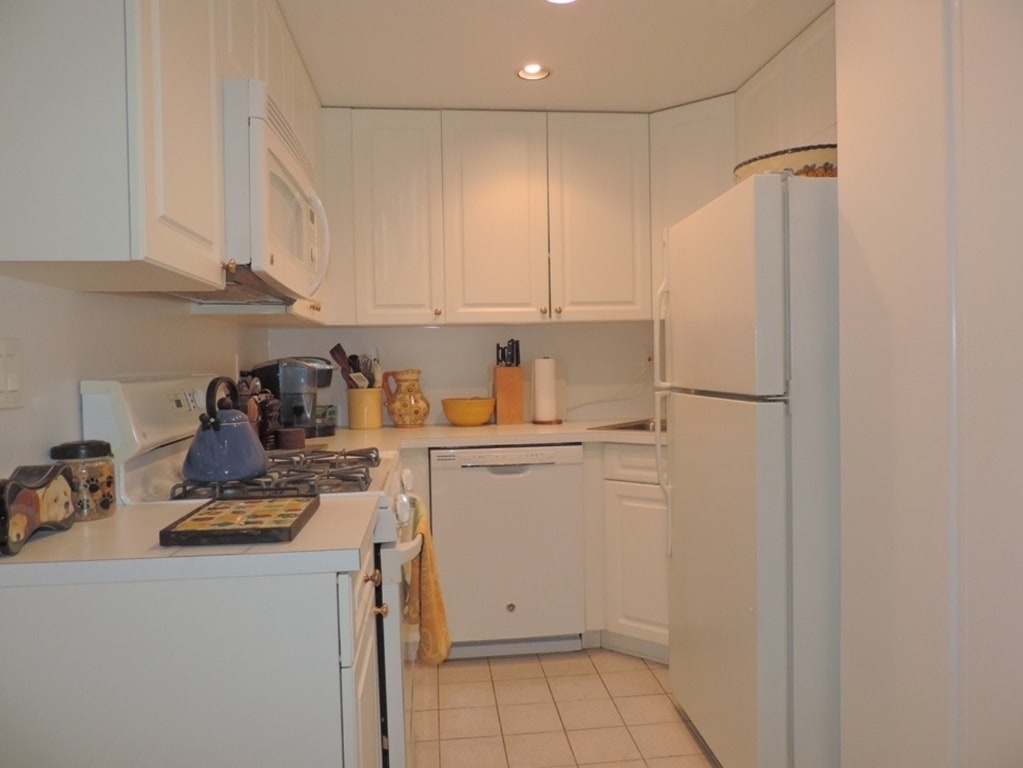 40 Central Park S - Photo 1