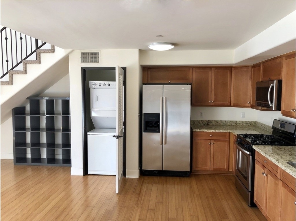 255 W 7th Street - Photo 3