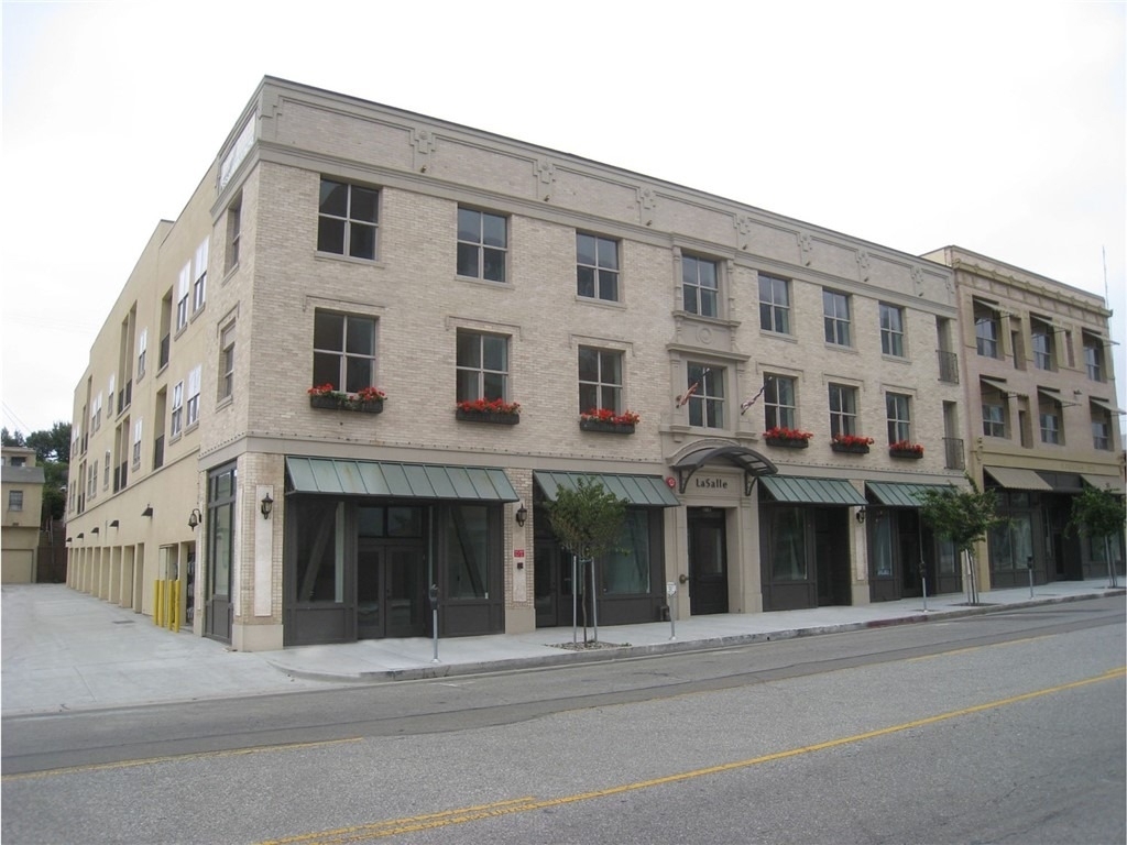 255 W 7th Street - Photo 0