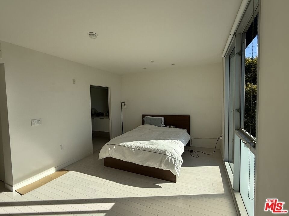 7917 Willoughby Avenue - Photo 13