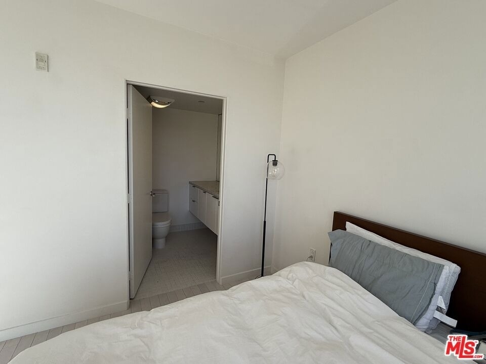 7917 Willoughby Avenue - Photo 14