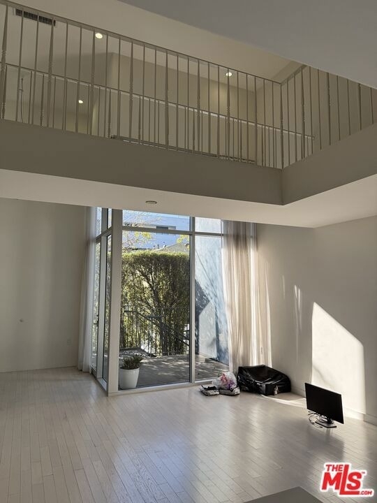 7917 Willoughby Avenue - Photo 4